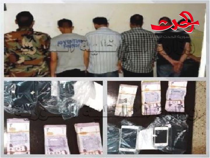 القبض على شخص يقوم بسلب جوالات المواطنين وعلى 5 أشخاص يقومون بشراء الجوالات المسروقة منه