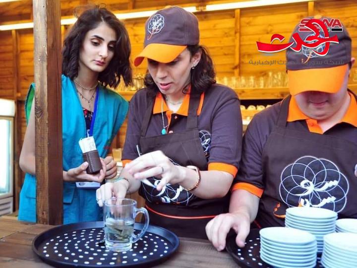 لأول مرة في سورية افتتاح مطعم ومقهى بدمشق مضيفوه من مصابي متلازمة داون