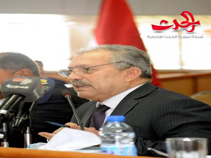 رئيس مجلس الوزراء: العمل لتأمين النقل الجماعي للعاملين ومستلزمات الأمن الصناعي وتحسين متممات الرواتب