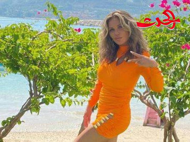 نيكول سابا بفستان سهرة قصير ومفتوح تشعل المواقع بحفلها في الساحل