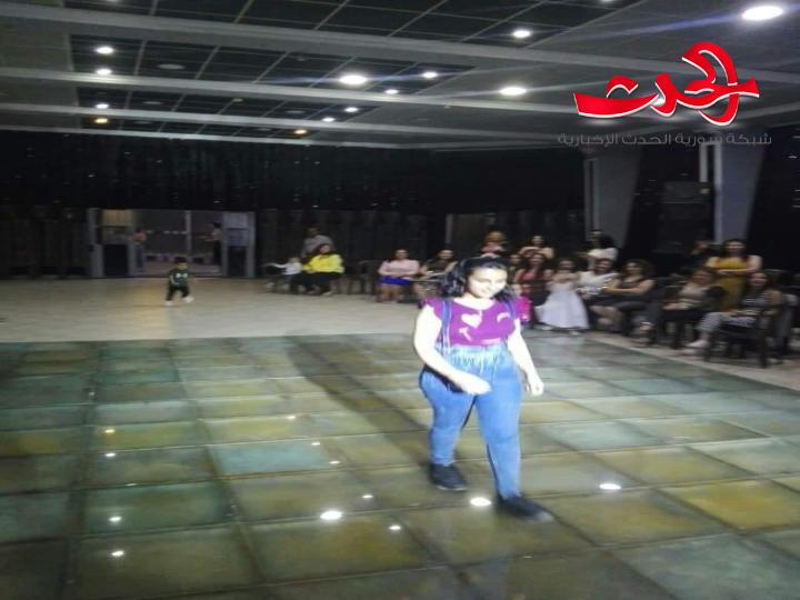مبادرة رائدة من آل العماطوري تكريم الناجحين بالشهادتين