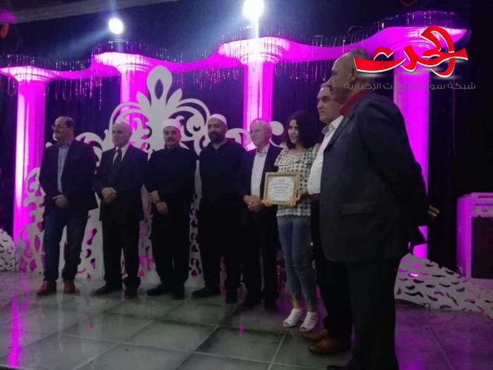 مبادرة رائدة من آل العماطوري تكريم الناجحين بالشهادتين
