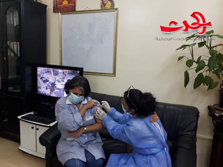 في ريف دمشق : فرق جوالة لإعطاء لقاح كورونا في الجهات العامة والخاصة.