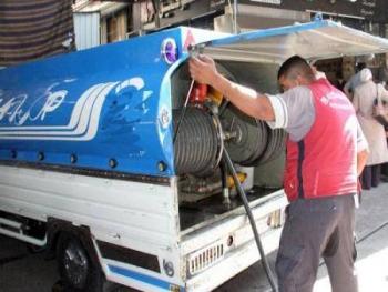 بعد ارتفاع سعره في السوق السوداء.. المازوت بالطناجر في اللاذقية