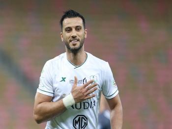 عمر السومة مع الأهلي رسمياً حتى 2024 