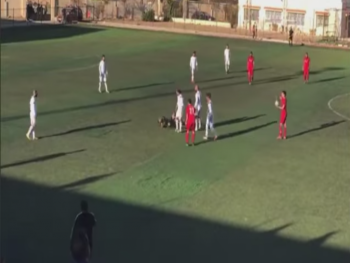 من كرة قدم إلى الملاكمة..لاعب يضرب الحكم “بوكس” ويسقطه أرضا في دوري سوري