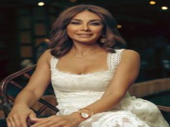 كاريس بشار  بفستان أبيض مكشوف الصدر تشعل المواقع 