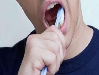 تنظيف الأسنان بالفرشاة قد يساعد في الحماية من مرض لا علاج له