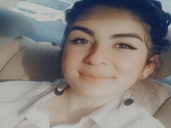 حاولَ جاهداً ارتداءَ حزنٍ في عينيهِ..بقلم سلاف خضر