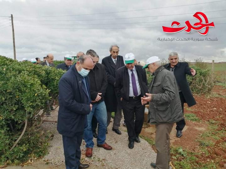 وزير الزراعة الفلسطيني يزوز محطة بحوث ازرع