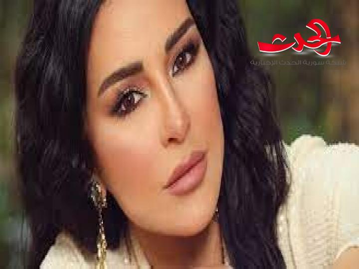 ماغي بو غصن تخطف الأنظار بلقطة عفوية مع كلبها 