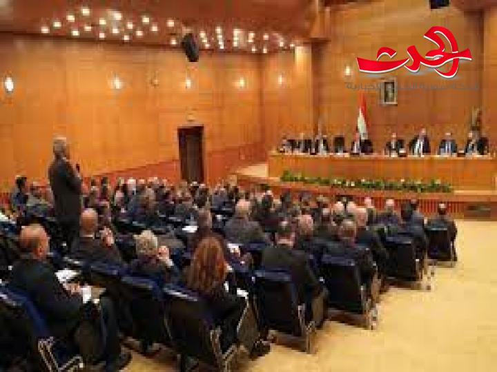 الحكومة تواجه التطورات الاقتصادية بالتخطيط المسبق وتشرك الصناعيين والتجار بالتحدي