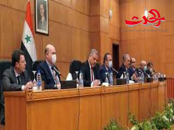 الحكومة تواجه التطورات الاقتصادية بالتخطيط المسبق وتشرك الصناعيين والتجار بالتحدي