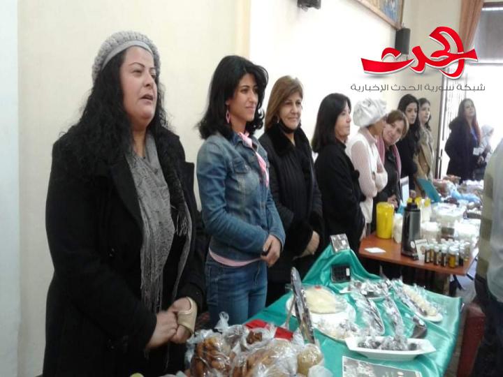 معرض حكايا لأمي بين أجراس كنيسة يسوع الملك وفريق جنى للتنمية