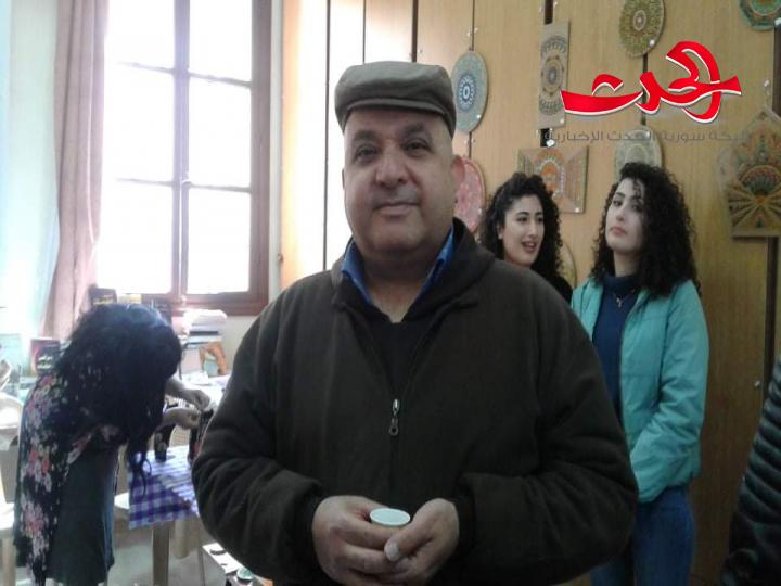 معرض حكايا لأمي بين أجراس كنيسة يسوع الملك وفريق جنى للتنمية