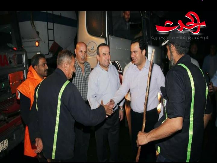 في منتصف الليل  الوزير مخلوف يجول على عمال النظافة المناوبين بمناسبة عيدهم 