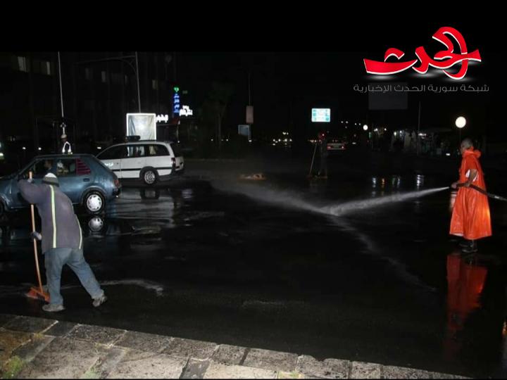 في منتصف الليل  الوزير مخلوف يجول على عمال النظافة المناوبين بمناسبة عيدهم 