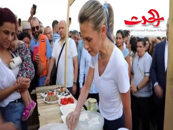 السيدة أسماء الأسد تشارك أبناء ناحية الفاخورة بريف اللاذقية احتفالهم بانتصارهم على الحريق