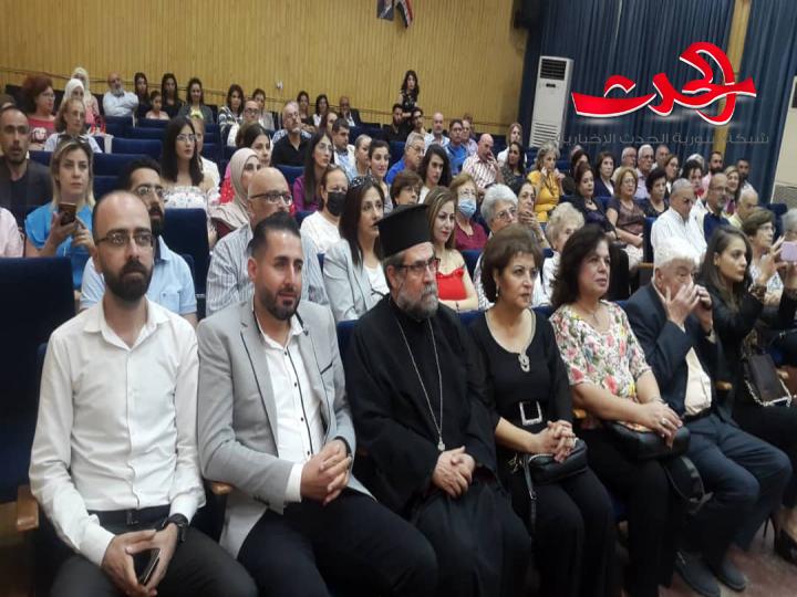 يزيد جروس يوقع كتابه مصابيح وظلال في ثقافي حمص