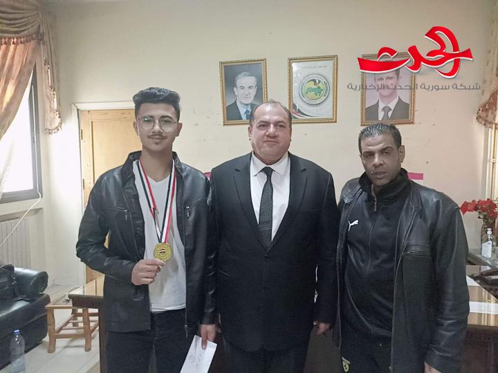 رئيس مكتب الشباب يكرم بطل الجمهورية بالكاراتيه أحمد المحمد