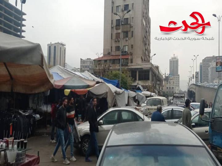 البسطات تغزو شوارع العاصمة والمحافظة عاجزة عن الحل..؟!!