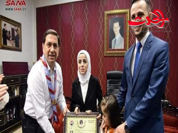 وسام الرائد الطليعي على مستوى سورية للطفلة شام البكور