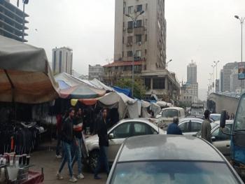البسطات تغزو شوارع العاصمة والمحافظة عاجزة عن الحل..؟!!