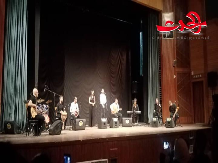 فرقة صحبة على خشبة قصر الثقافة في حمص