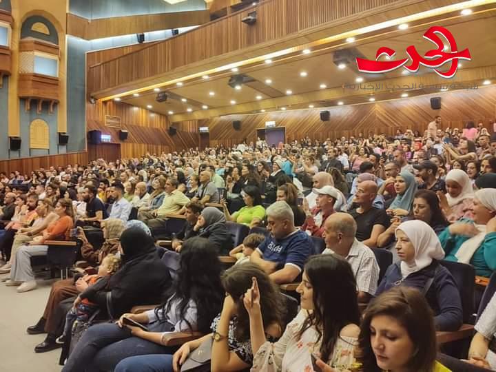 فرقة صحبة على خشبة قصر الثقافة في حمص