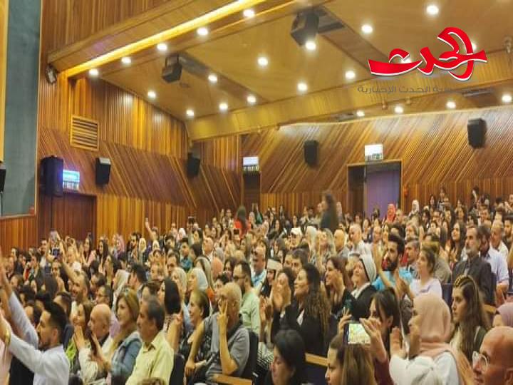 فرقة صحبة على خشبة قصر الثقافة في حمص