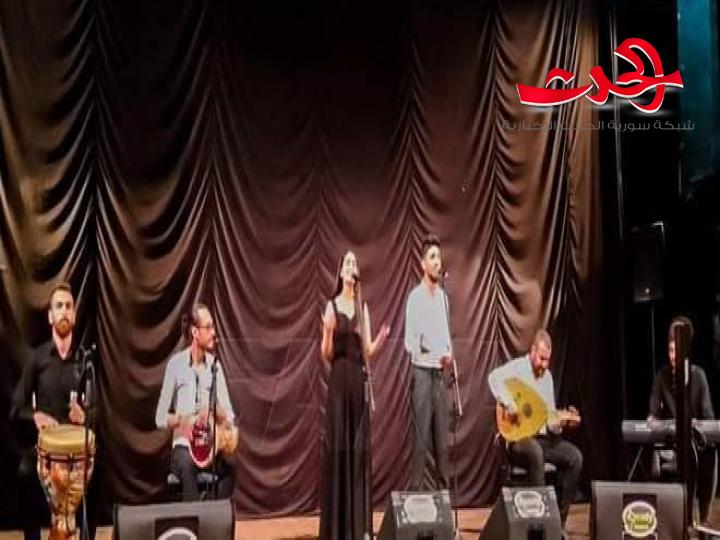 فرقة صحبة على خشبة قصر الثقافة في حمص