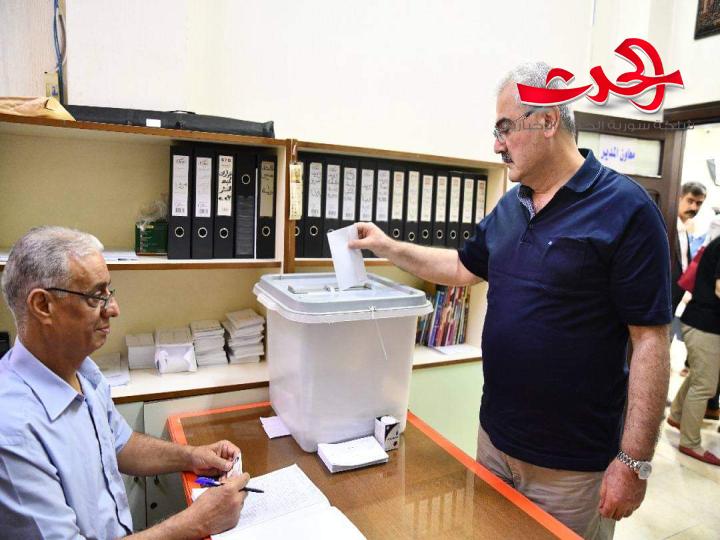 وزير التجارة الداخلية يُدلي بصوته في الانتخابات ويؤكد أنها واجب على كل مواطن سوري
