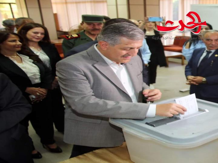 محافظ دمشق يُدلي بصوته في انتخابات أعضاء مجلس الشعب 