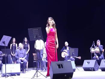 ميرنا ملوحي تطرب جمهور حمص بأغان تراثية وطربية