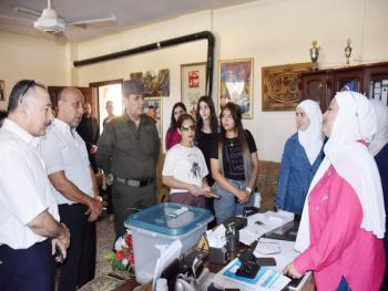 جولة محافظ حمص على المراكز الانتخابية في مدينة حمص وريفها