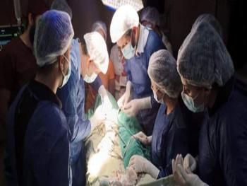 بمشفى مصياف الوطني .. عمل جراحي نوعي لاستئصال ورم من وجه رجل خمسيني