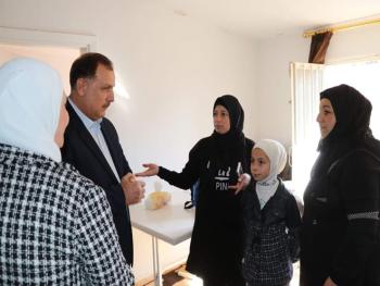 في إطار الجهود الحكومية لتأمين احتياجات العائلات الوافدة من حلب.. السباعي وخليل يتفقدان مركز الإقامة في الحرجلة