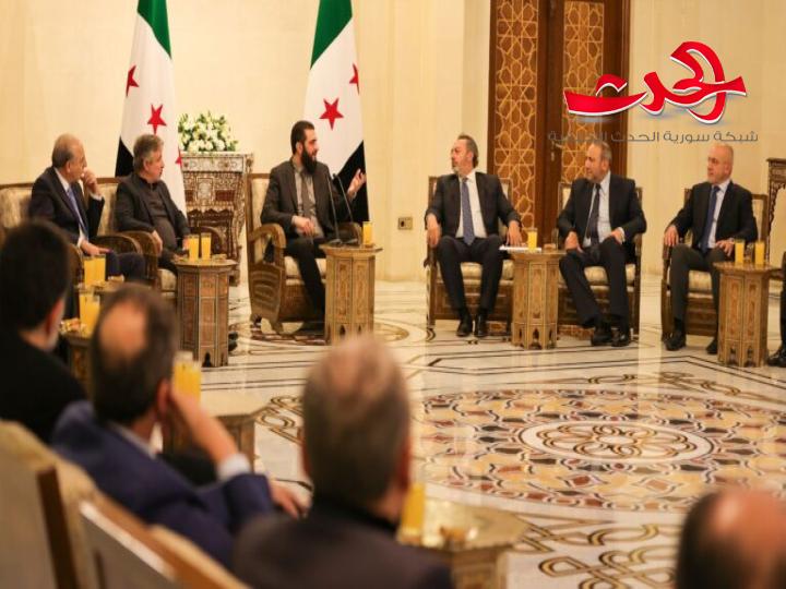 القائد أحمد الشرع يلتقي مع عدد من الصناعيين السوريين بقصر الشعب في دمشق