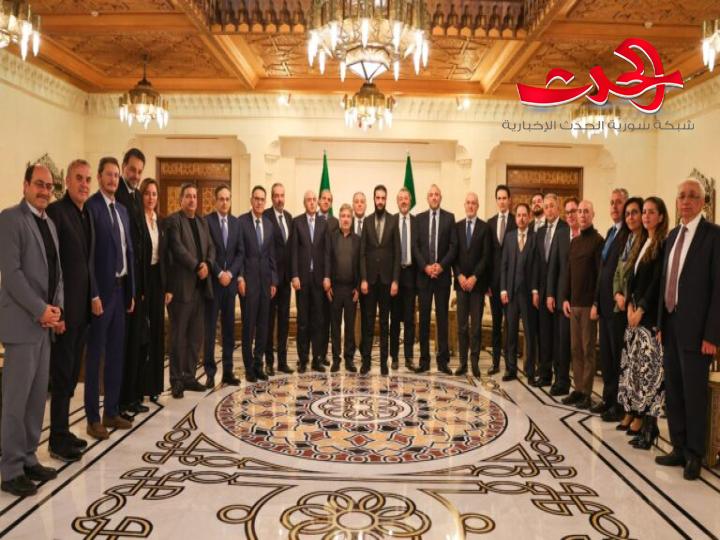 القائد أحمد الشرع يلتقي مع عدد من الصناعيين السوريين بقصر الشعب في دمشق
