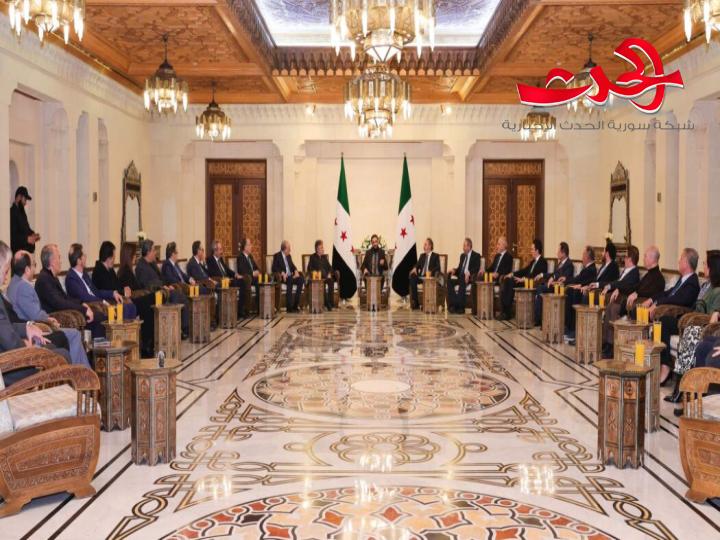 القائد أحمد الشرع يلتقي مع عدد من الصناعيين السوريين بقصر الشعب في دمشق