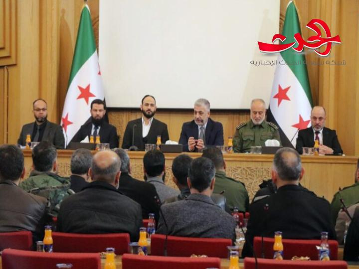 وزير الداخلية يبحث مع محافظ حلب وضباط الشرطة سبل تعزيز الاستقرار في المحافظة