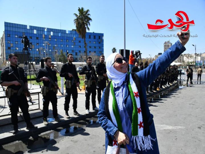 بدء توافد الأهالي إلى ساحة الأمويين بدمشق للاحتفال بالذكرى 14 للثورة السورية 