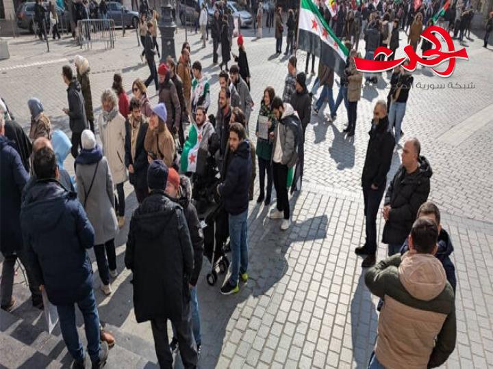 الجالية السورية في فرنسا تنظم مظاهرةً احتفالاً بذكرى الثورة