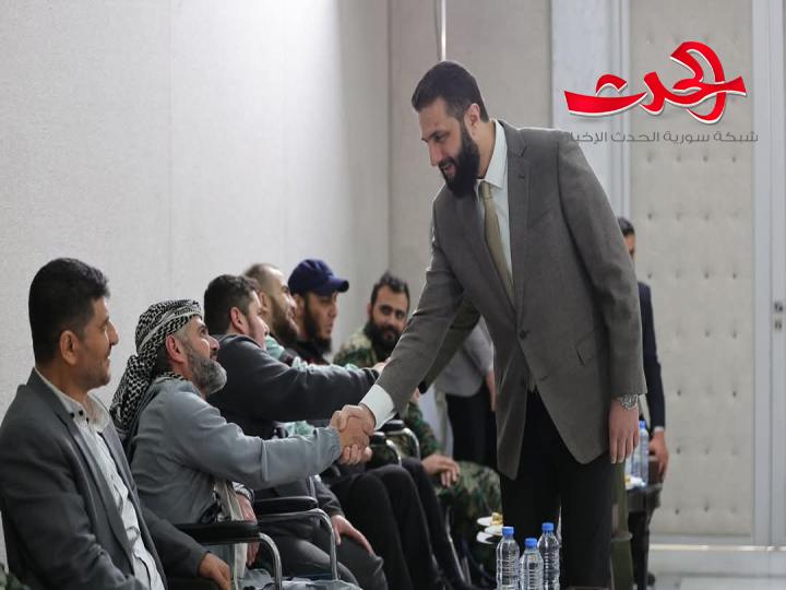 الرئيس الشرع يعايد جرحى ومصابي معارك التحرير في قصر الشعب بدمشق