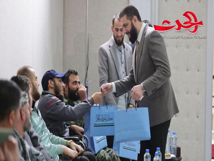 الرئيس الشرع يعايد جرحى ومصابي معارك التحرير في قصر الشعب بدمشق
