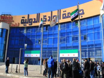 إدارة وموظفي جامعة الوادي الدولية يحتفلون بالنصر