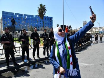 بدء توافد الأهالي إلى ساحة الأمويين بدمشق للاحتفال بالذكرى 14 للثورة السورية 