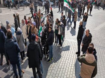 الجالية السورية في فرنسا تنظم مظاهرةً احتفالاً بذكرى الثورة