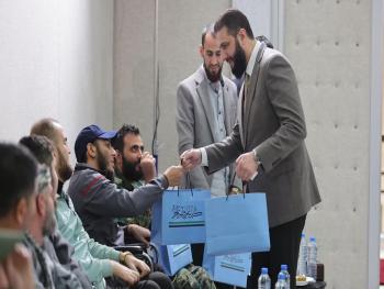 الرئيس الشرع يعايد جرحى ومصابي معارك التحرير في قصر الشعب بدمشق