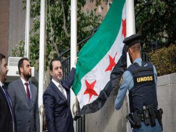 "الوزير الشيباني": يرفع علم سوريا الجديد أمام مقر الأمم المتحدة